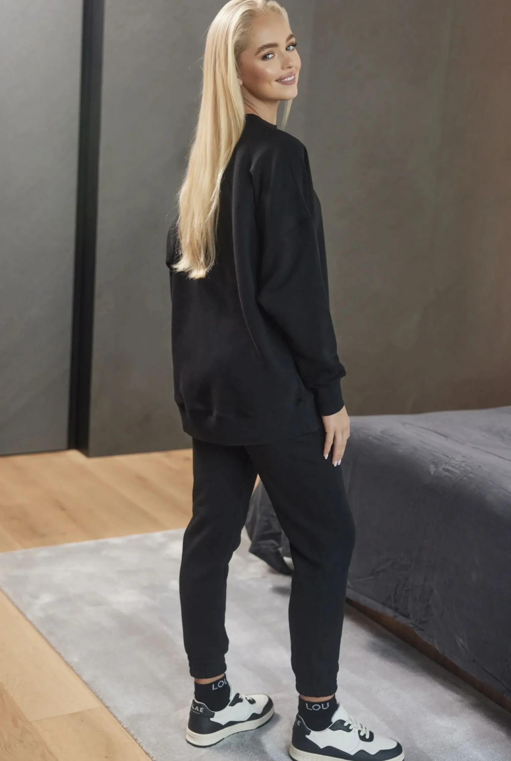 Fashion Saura Black - Lightweight, Comfortable Black Sweater With Logo Women Tracksuits